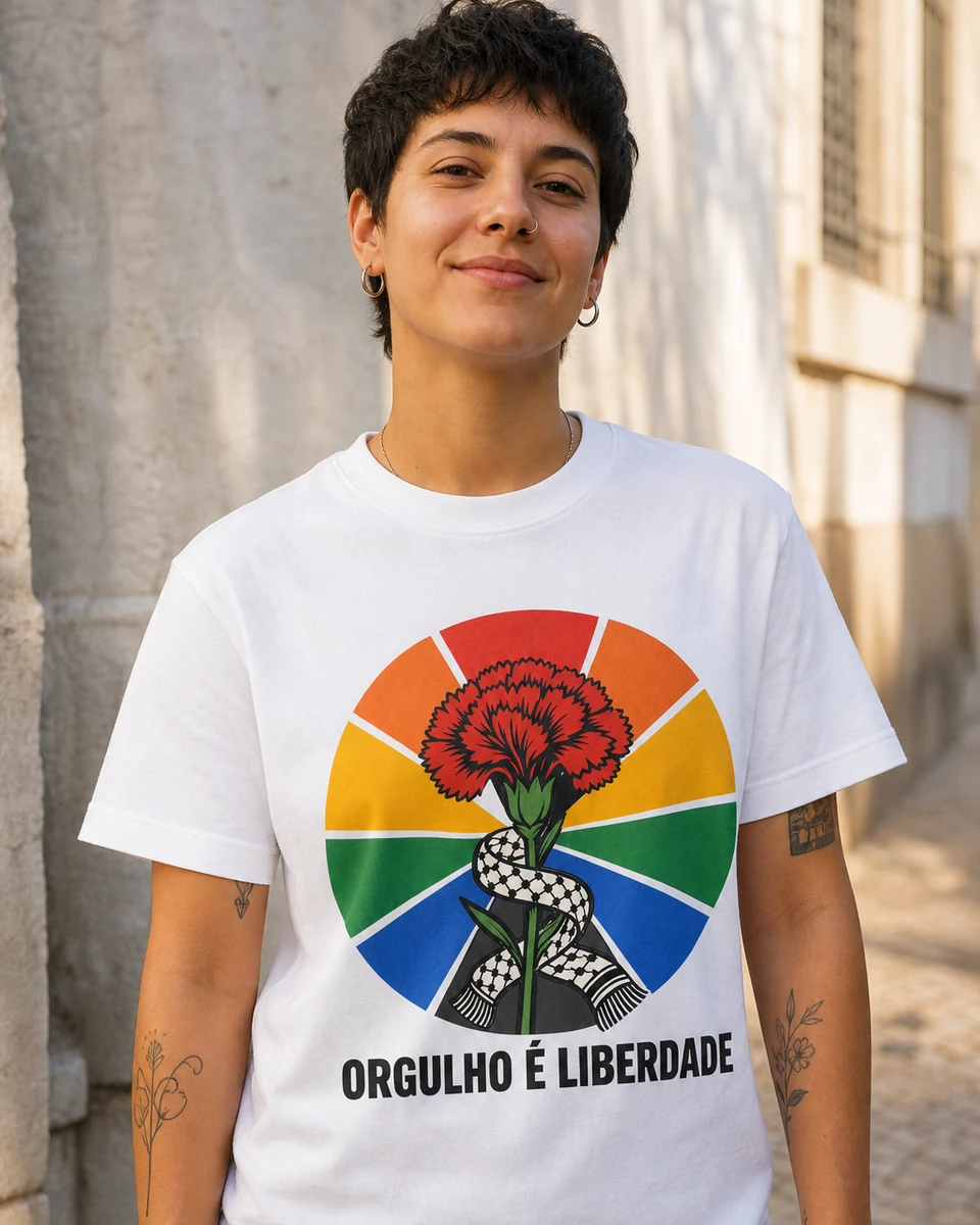 Pessoa a vestir a T-shirt Orgulho é Liberdade em branco