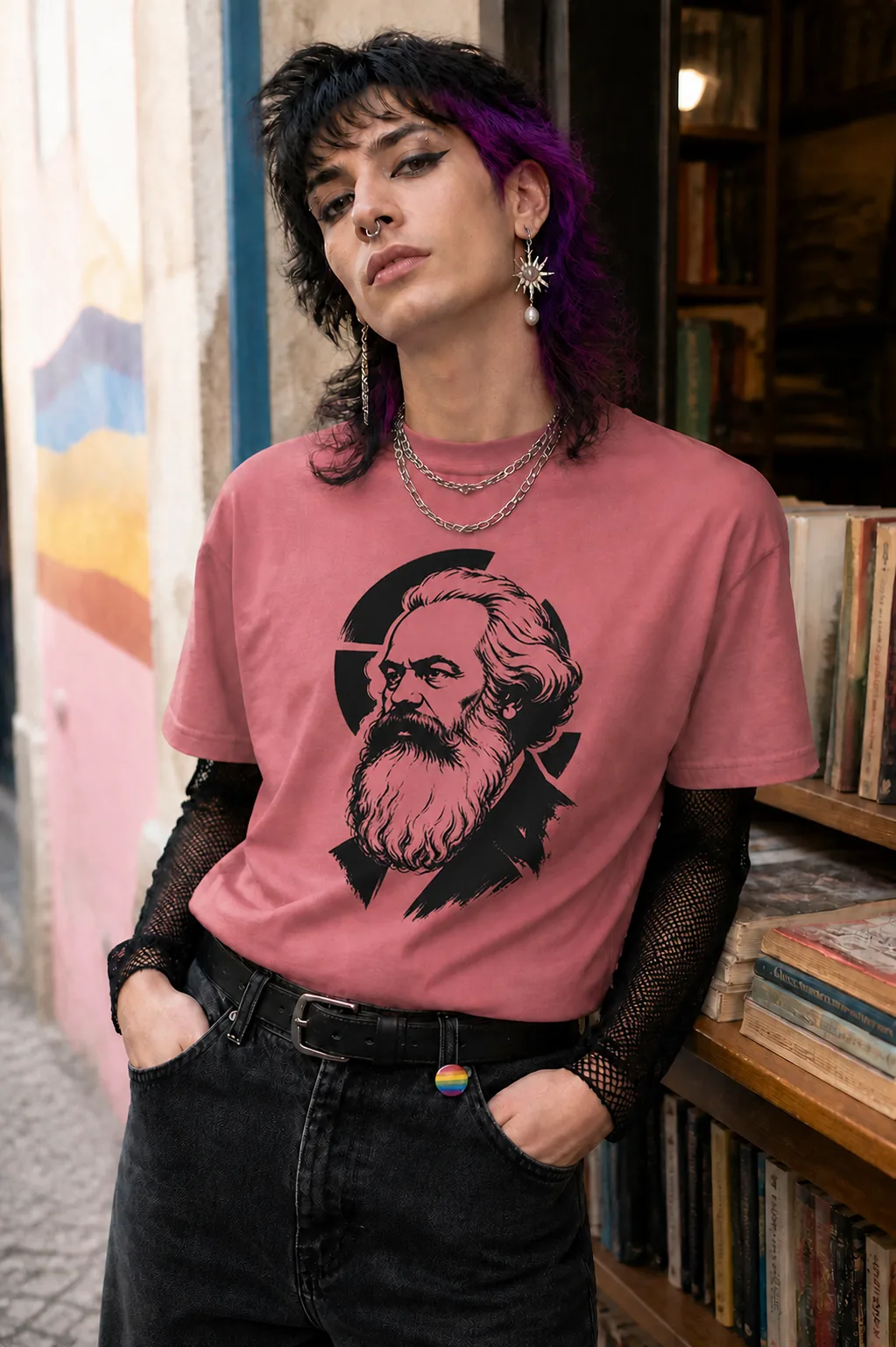 Pessoa a vestir a T-shirt Marx em rosa, com o retrato ao peito